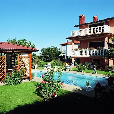 Charming In With Private Pool Umag
