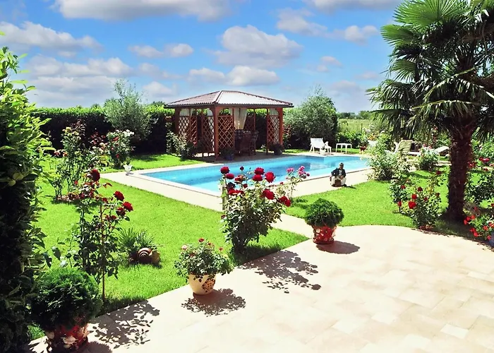 Charming In With Private Pool Villa Umag